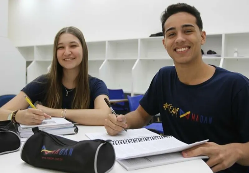 Os estudantes  Luiza Lis Alvernaz e Wagner Gonçalves de Souza pretendem conquistar uma vaga em Medicina