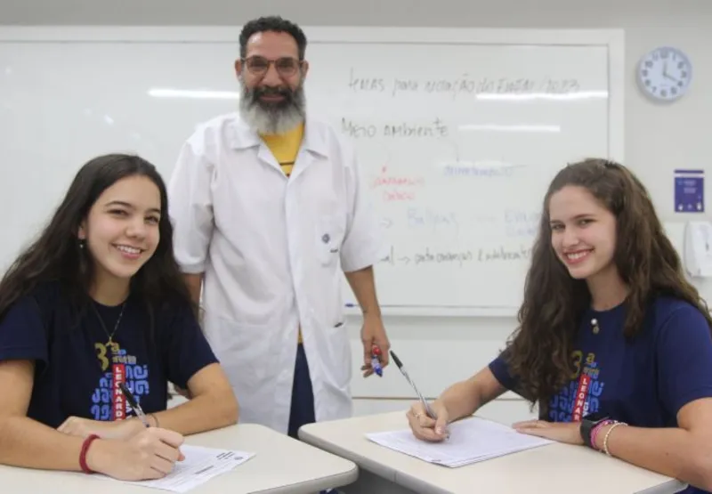 O professor Lúcio Manga entre as alunas Lorena Pimenta Valbão e Carolina Burlamacchi: foco nos estudos