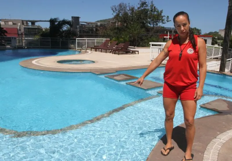 A bombeiro Gabriela Andrade recomenda  entrar com os pés primeiro na água e saltar para frente e não para o fundo