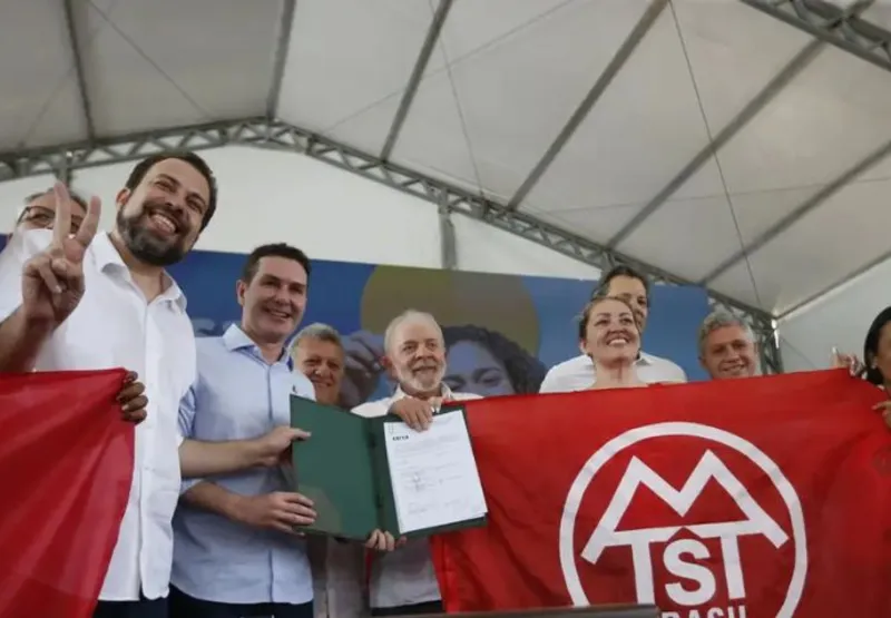 Lula assinou contratos para obras do empreendimento Copa do Povo