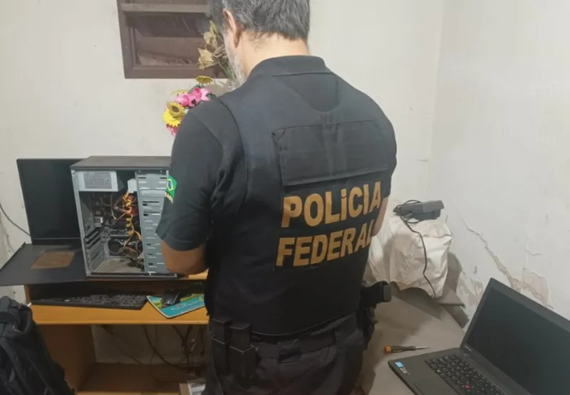 Policial federal durante operação