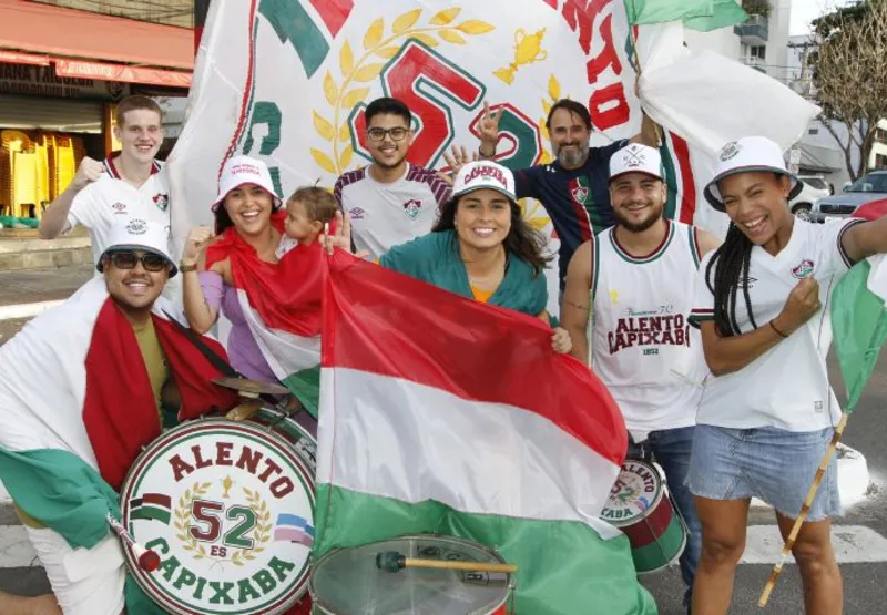 Tati Pavesi, ao centro, e seus amigos vão torcer pelo Fluminense em um bar de Jardim da Penha