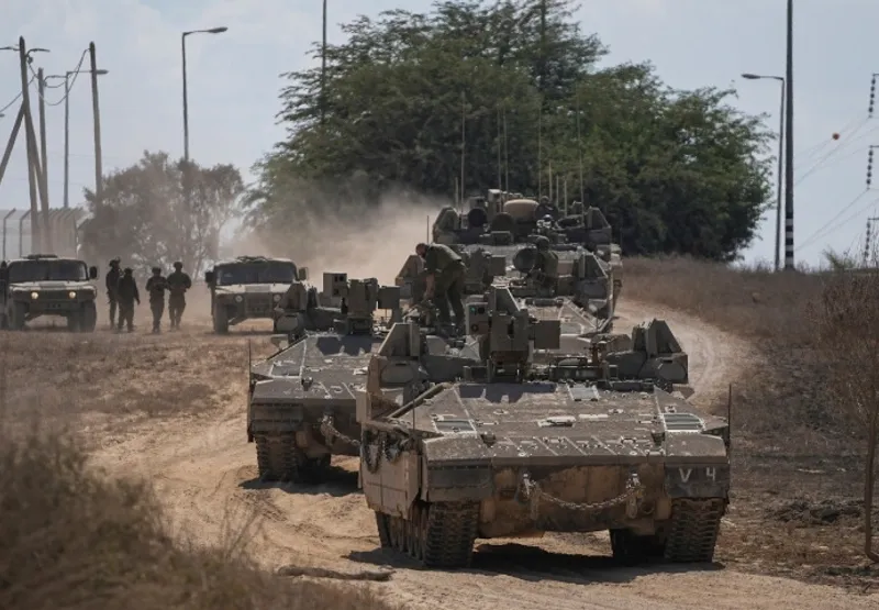 Comboio de blindados do exército de Israel na Faixa de Gaza