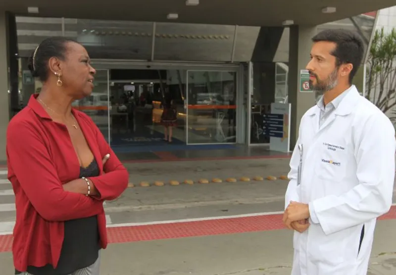 a aposentada  Delicia dos Santos conversou com o cardiologista Ciro Ferreira sobre cuidados que idosos devem ter
