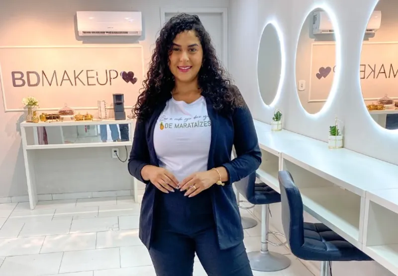 Bárbara Damázio investiu em maquiagem,  cursos e já tem linha de batons e pincéis, em Marataízes