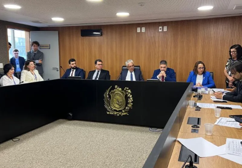 Objetivo da proposta de Antônio Moraes (no meio da sala) é disciplinar a comercialização, transporte e manuseio de adubo orgânico