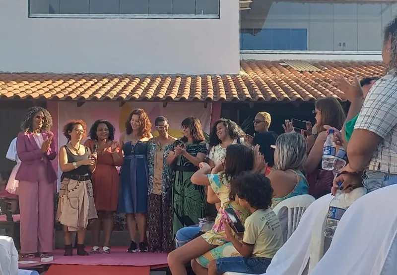 Desfile do projeto  costumize es: mulheres aprendem a transformar retalhos e lixo têxtil em roupas da moda