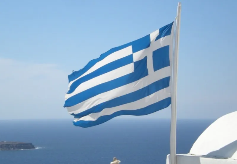 Bandeira da Grécia: navio naufragou e 12 pessoas estão desaparecidas