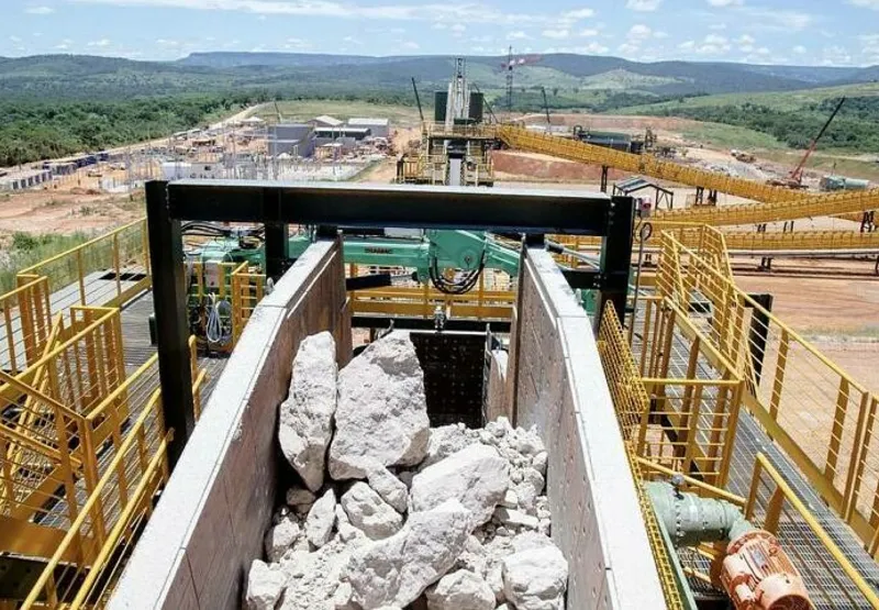 Beneficiamento de lítio em Minas: mineral é essencial para produzir baterias, como a dos carros elétricos