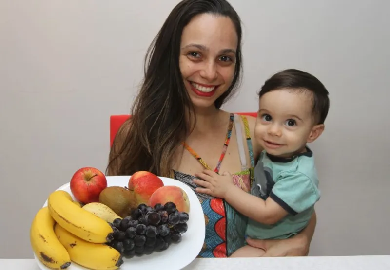 Kamilla Boldrini conta que Miguel, de 9 meses, começou a introdução alimentar aos 6 meses