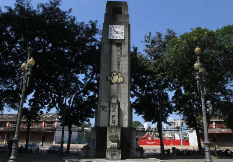 Praça Oito, no centro de Vitória, onde fica relógio com 81 anos de história