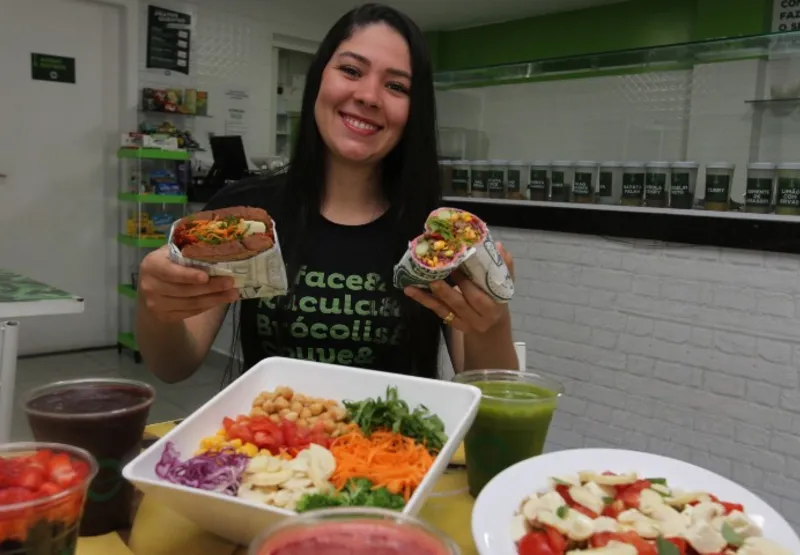 Hellen Martinelli é proprietária de um self-service que vende saladas e comidas fit