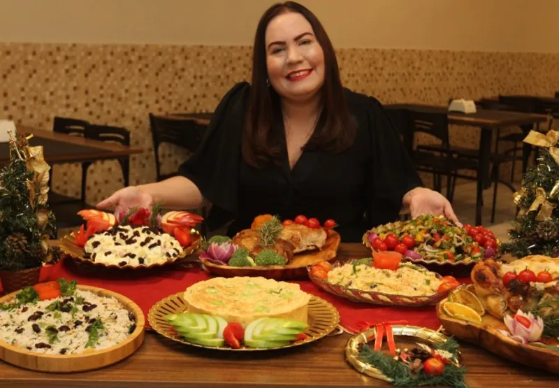 Amanda Muniz mostra os pratos que podem ser encomendados em seu restaurante