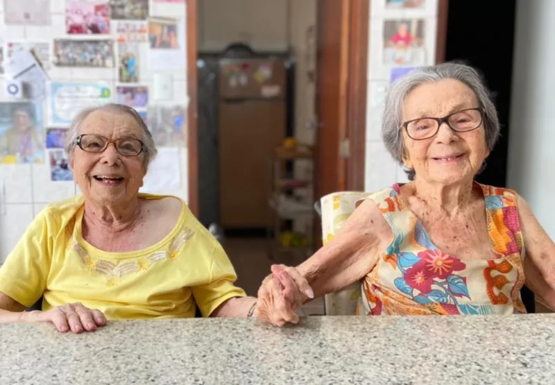 Juracy Feitosa Rocha, de 102 anos, e Julieta Feitosa, de 106, estão antenadas nas novas tecnologias