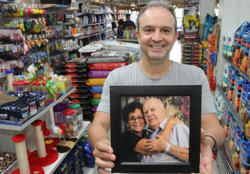Danilo Alpino Júnior, de 56 anos,  assumiu as rédeas da loja, construída pelo pai e pela mãe há 43 anos