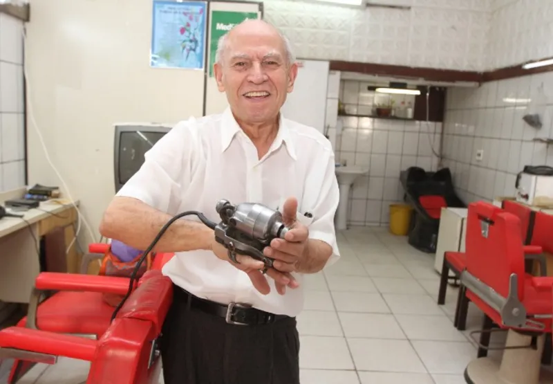 O barbeiro José Augusto da Silva começa a trabalhar às 5h30 diariamente