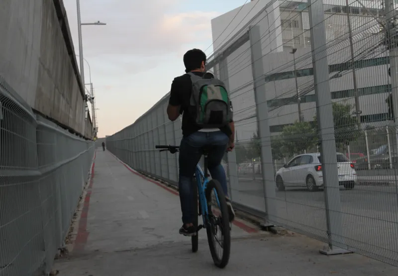 Ciclista acessa ciclovia da Terceira Ponte: com a integração, será possível alugar uma bike em Vitória e deixá-la em Vila Velha