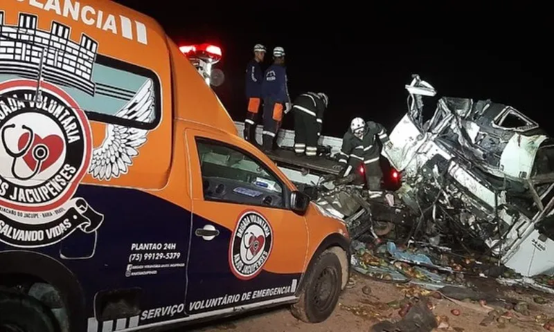 Imagem ilustrativa da imagem Acidente entre micro-ônibus e caminhão deixa 24 mortos e 6 feridos na Bahia