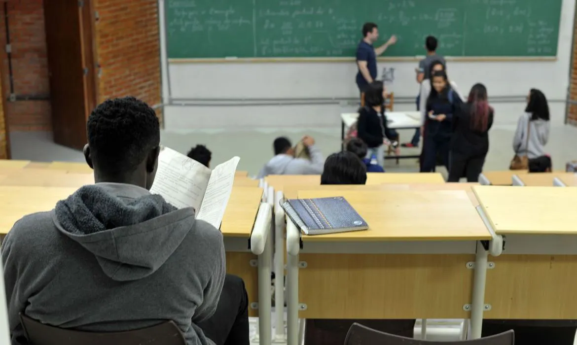 Imagem ilustrativa da imagem Alunos do Ensino Médio podem receber bolsa a partir de março
