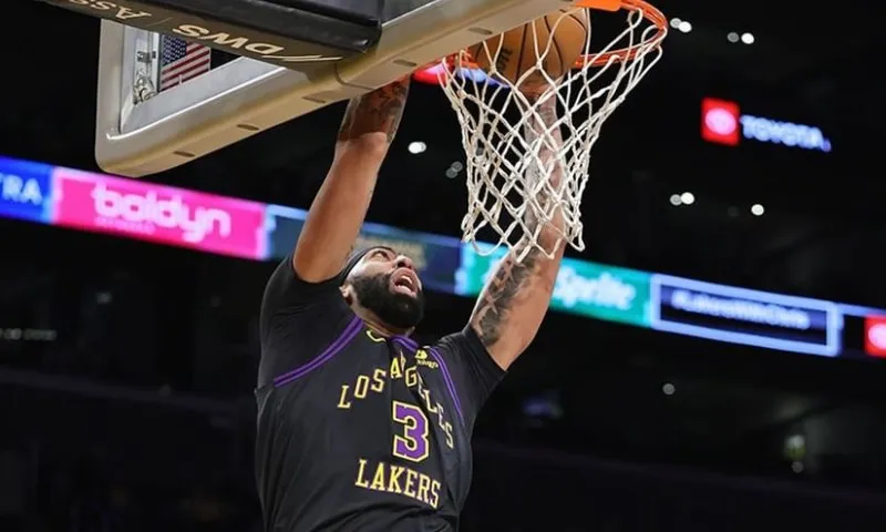 Imagem ilustrativa da imagem Anthony Davis brilha e Lakers vencem Raptors na NBA