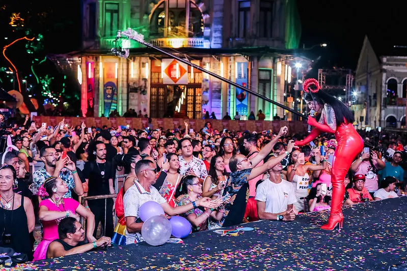 Imagem ilustrativa da imagem Carnaval oficial do Recife chega ao fim com milhares no Marco Zero até o amanhecer