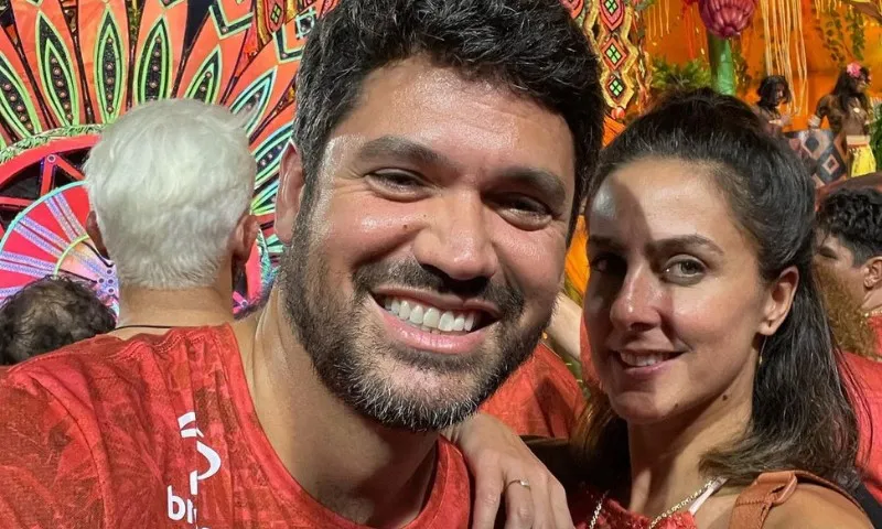 Imagem ilustrativa da imagem Carol Barcellos e Marcelo Courrege aparecem juntos e assumem namoro na Sapucaí