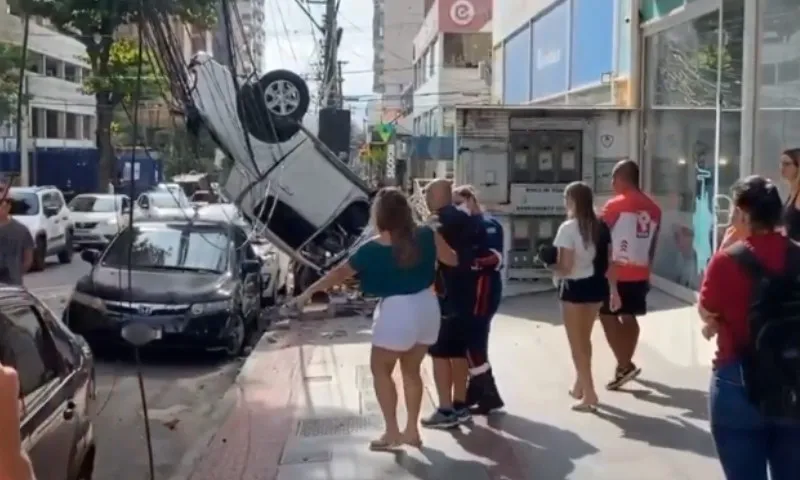 Imagem ilustrativa da imagem Carro é roubado após ser atingido por veículo que caiu de prédio na Praia da Costa