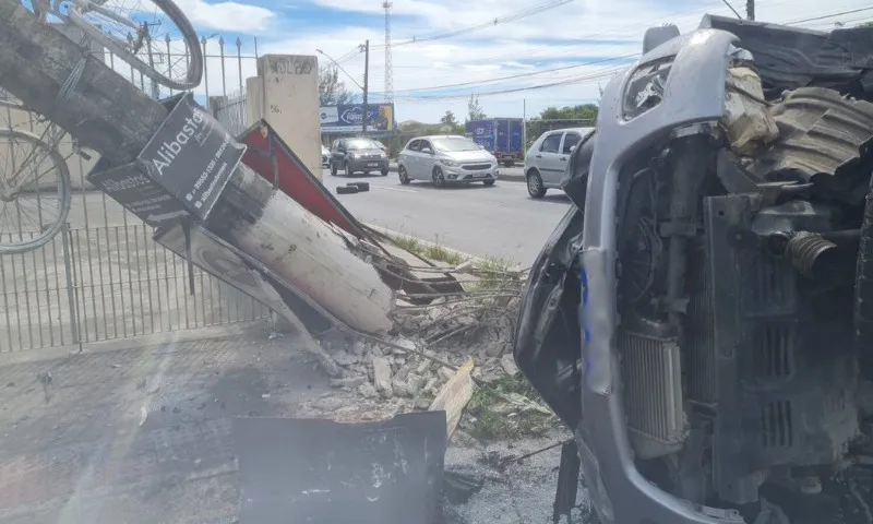 Imagem ilustrativa da imagem Casal fica ferido após caminhonete capotar e bater em poste na Serra