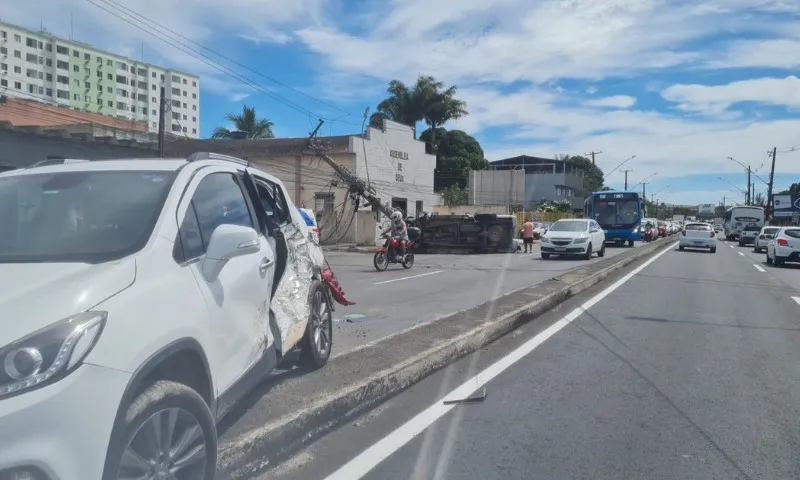 Imagem ilustrativa da imagem Casal fica ferido após caminhonete capotar e bater em poste na Serra