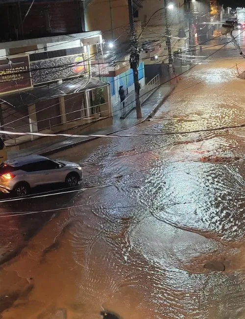 Imagem ilustrativa da imagem Chuva alaga ruas, afunda carro e derruba árvores no Sul do ES