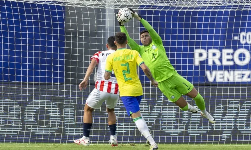 Imagem ilustrativa da imagem Endrick erra pênalti e Brasil abre fase final do Pré-Olímpico com derrota