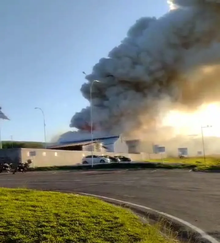 Imagem ilustrativa da imagem Fábrica de produtos químicos em Igarassu atingida por incêndio nesta terça