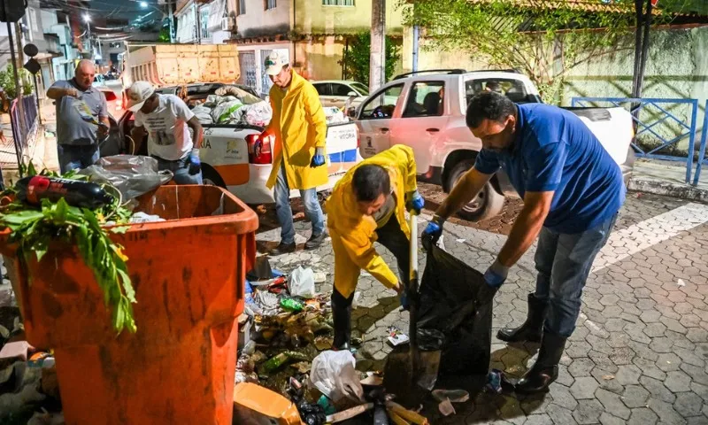 Imagem ilustrativa da imagem Greve dos garis: mutirão recolhe 74 toneladas de lixo nas ruas de Vitória