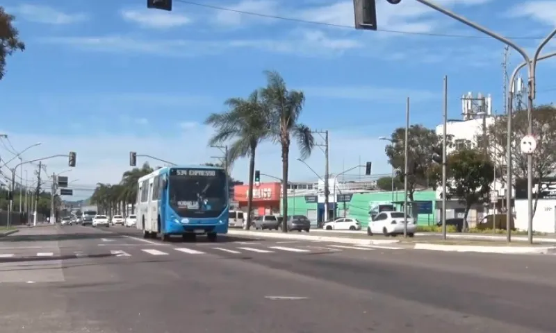 Imagem ilustrativa da imagem Homem tem pescoço cortado com caco de vidro dentro do ônibus