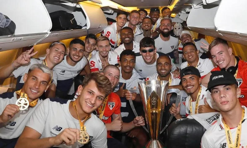 Imagem ilustrativa da imagem Jogadores do São Paulo comemoram título da Supercopa com torcedores na Barra Funda