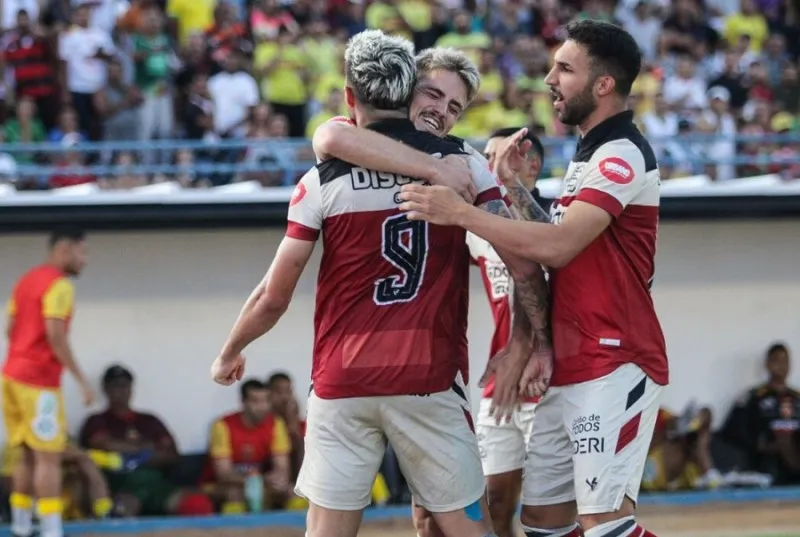 Imagem ilustrativa da imagem Mesmo no sufoco, Santa Cruz vence Petrolina e sobe na tabela do Estadual