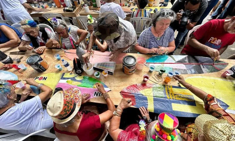 Imagem ilustrativa da imagem Mistério: Galo Gigante da Paz 2024 exibe olhar singular em preparação para Carnaval