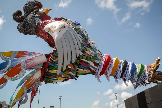 Imagem ilustrativa da imagem Montagem do Galo Gigante da Paz modifica trânsito do Centro do Recife