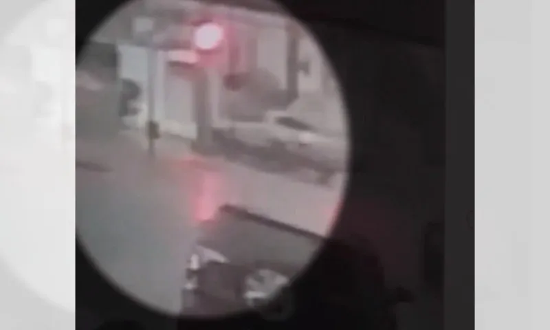 Imagem ilustrativa da imagem Motorista de caminhonete avança sinal e atropela casal de advogados em Vila Velha