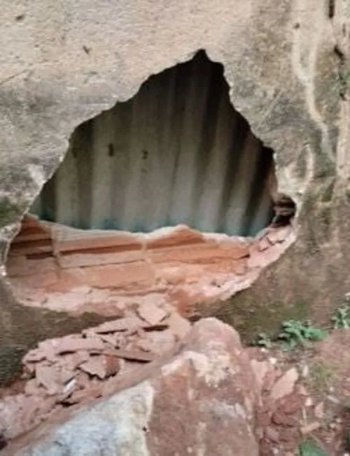 Imagem ilustrativa da imagem Pedra rola de barranco e atinge casa no Sul do Estado