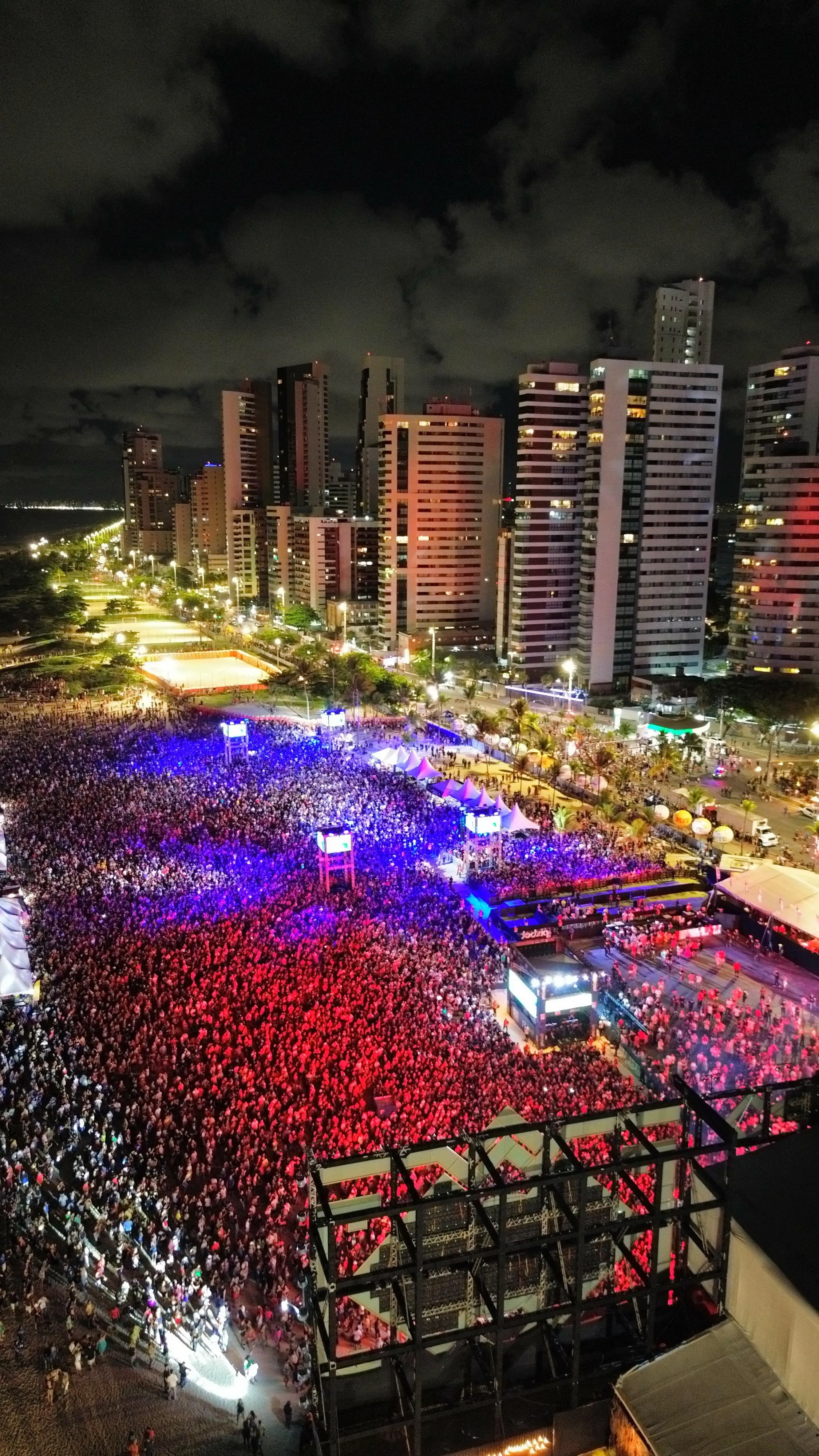 Imagem ilustrativa da imagem REVEILLON DO RECIFE 2024: Veja imagens do primeiro dia da festa