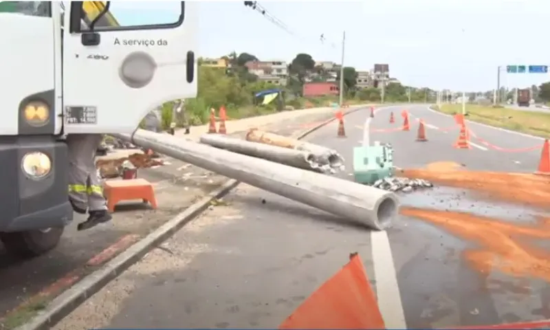 Imagem ilustrativa da imagem Rodovia Leste-Oeste parcialmente interditada após queda de poste