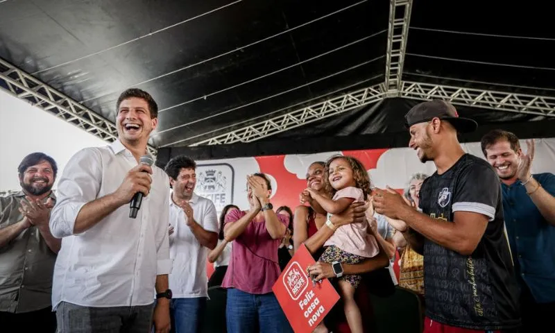 Imagem ilustrativa da imagem Rotina com ratos, baratas e até jacarés ficou no passado de 224 famílias do Recife