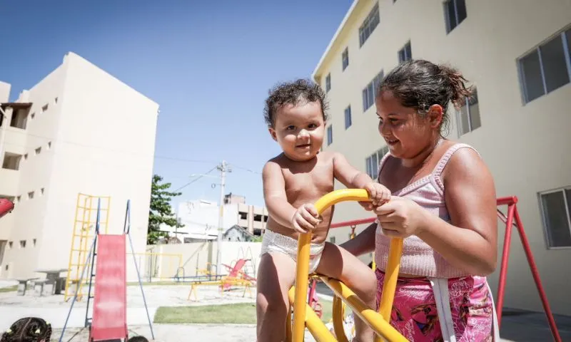 Imagem ilustrativa da imagem Rotina com ratos, baratas e até jacarés ficou no passado de 224 famílias do Recife