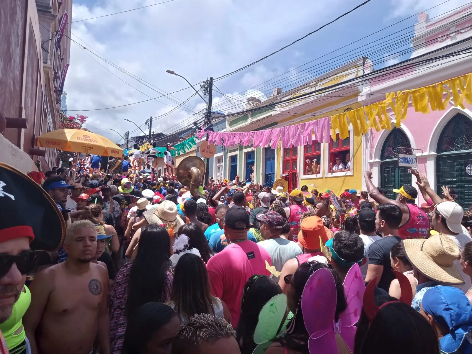 Imagem ilustrativa da imagem Terça-feira de Carnaval com calor e animação de sobra nas ladeiras de Olinda