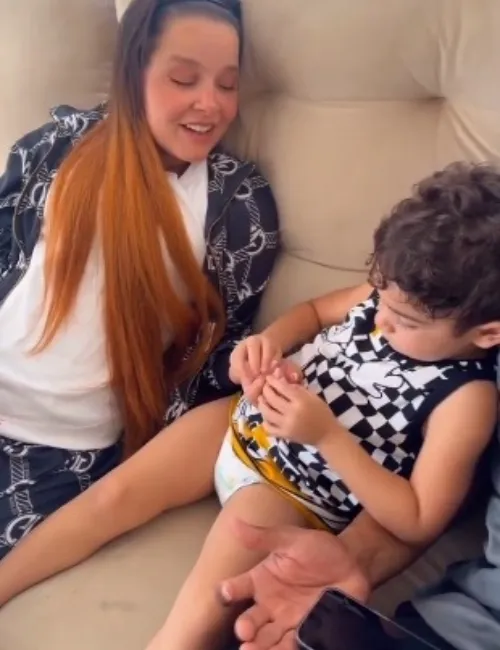 Imagem ilustrativa da imagem VÍDEO | Em visita, Maiara canta para Léo, filho de Marília Mendonça