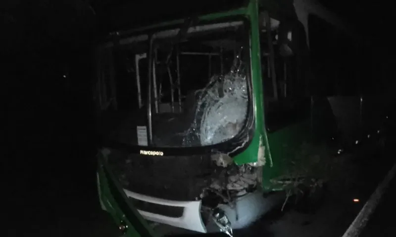 Imagem ilustrativa da imagem Acidente com ônibus, carro e moto deixa um morto na BR-101 no ES