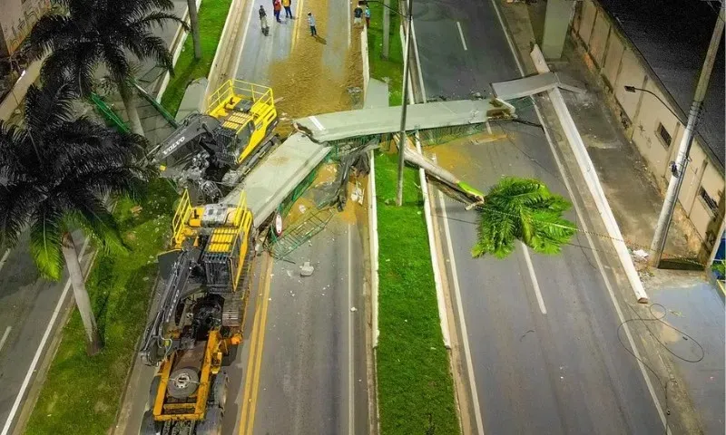 Imagem ilustrativa da imagem Acidente em Linhares: motorista que derrubou passarela será multado em R$ 195