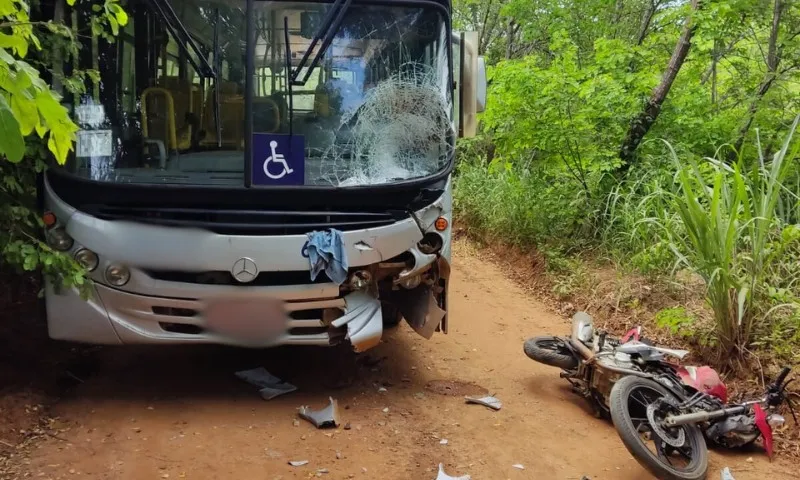 Imagem ilustrativa da imagem Acidente entre ônibus escolar e moto deixa jovem morto no ES