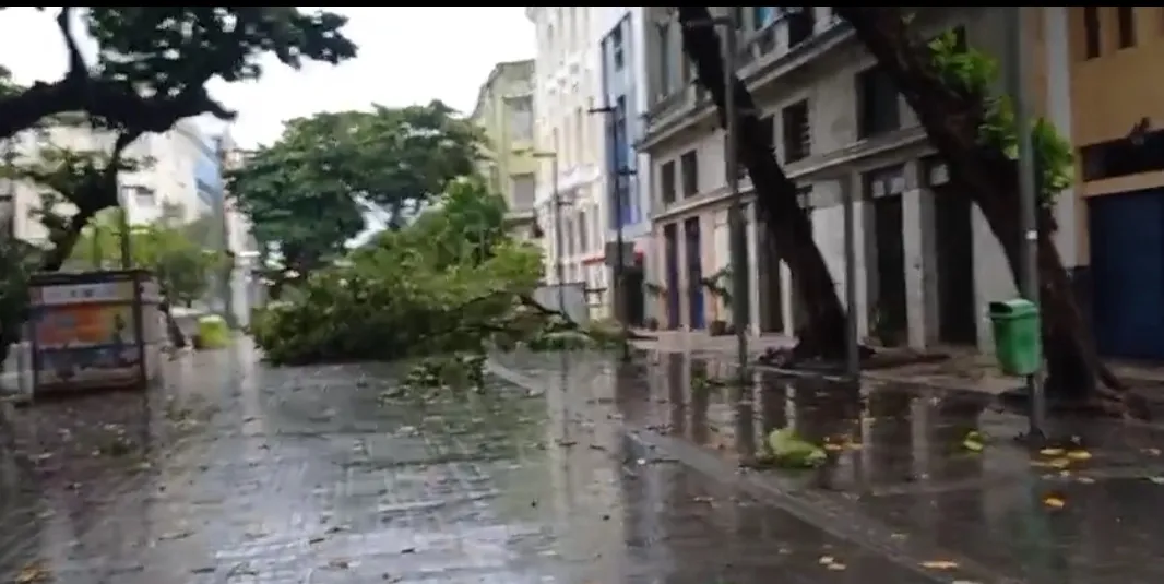 Imagem ilustrativa da imagem Apac eleva nível de aviso meteorológico para estado de atenção. Chuva continua?